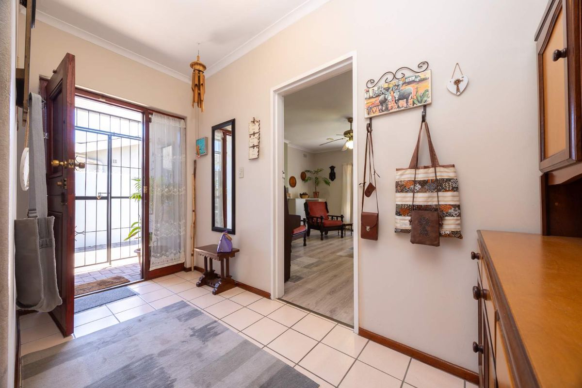 An Exceptionally Versatile Family Residence. - Photo 4