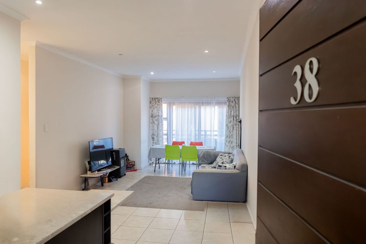 FOR SALE: 2-Bedroom Top Unit in Pretoriuspark - Photo 2