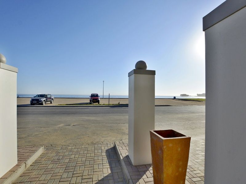 Lagoon, Walvis Bay:  9 Bedroom Home Opposite Lagoon is for Sale - Photo 4