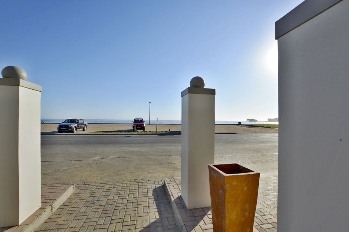 Lagoon, Walvis Bay:  9 Bedroom Home Opposite Lagoon is for Sale - Photo 4