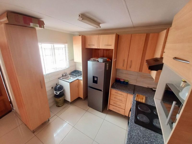 Three bedrooms house for sale in Soshanguve Block YY - Photo 6