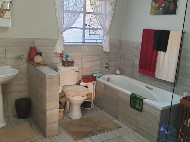 3 Bedroom House for Sale in Bayswater - Photo 6