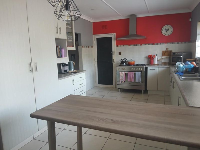 Large family home - Photo 8