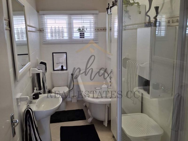 Beautifully Renovated Secure Apartment – Walking Distance to the Ocean - Photo 9