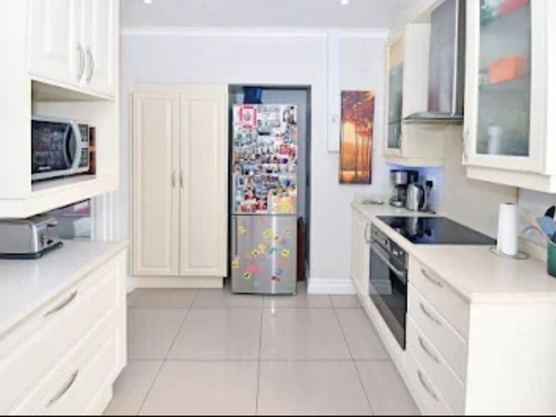 3 Bedroom immaculately renovated simplex on Borrowdale drive - Photo 8