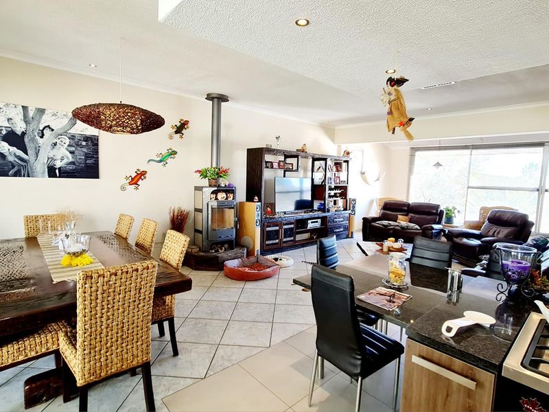 3 Bedroom House For Sale in Klein Windhoek - Photo 2