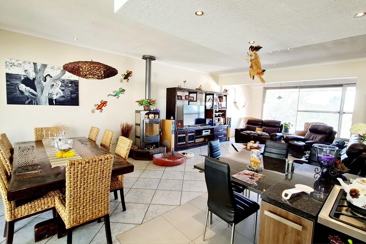 3 Bedroom House For Sale in Klein Windhoek - Photo 2