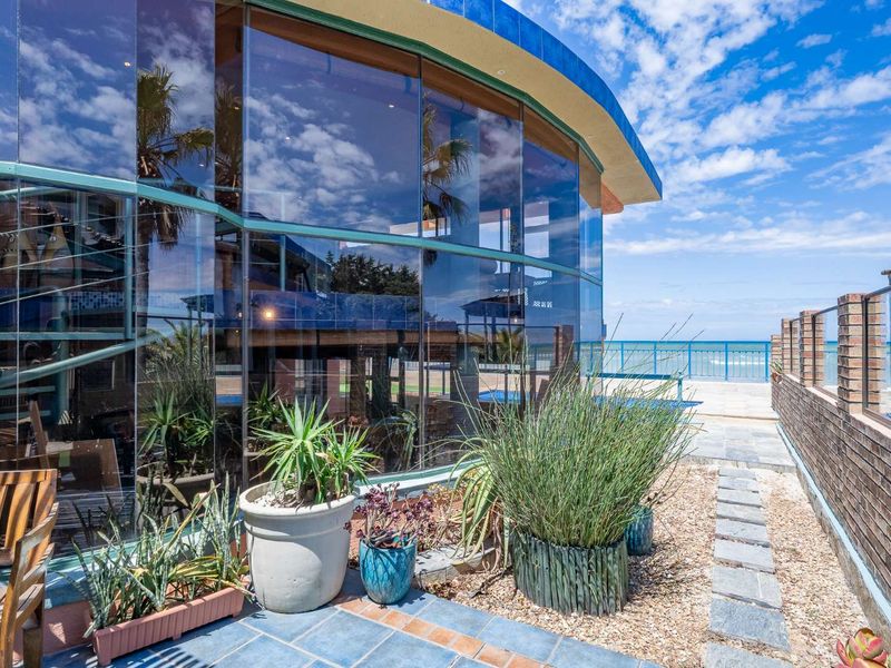 Sole Mandate: Exceptional Beachfront Property with Uninterrupted Views - Photo 2