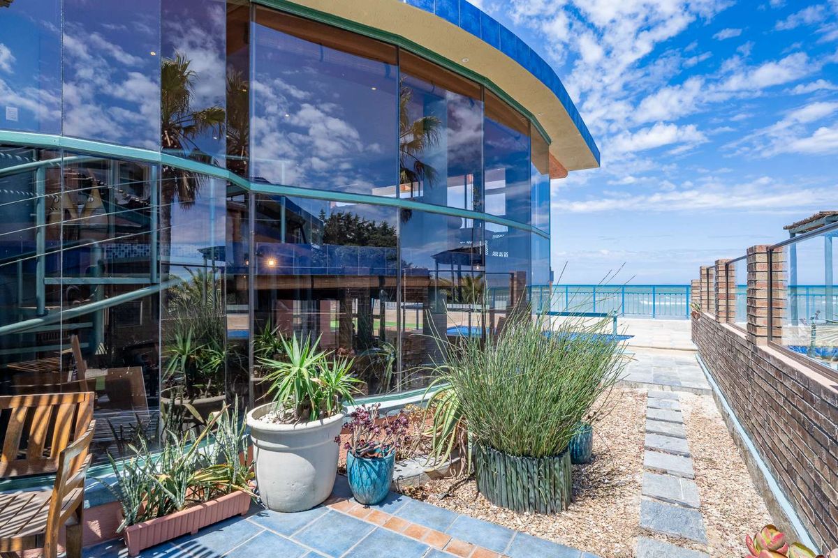 Sole Mandate: Exceptional Beachfront Property with Uninterrupted Views - Photo 2