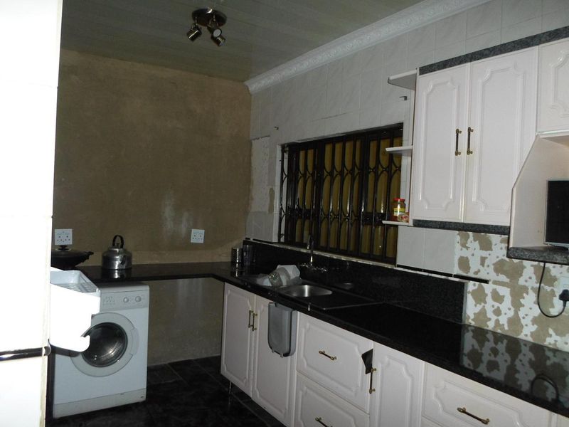 Stylish Double-Story Home with Future Flatlets! - Photo 6