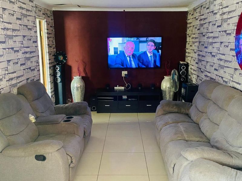 Stunning 2 Bedroom Property for Sale in Old Crossroads - Photo 2