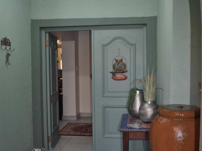 UPMARKET HOME FOR SALE IN SECURITY ESTATE N FAERIE GLEN - Photo 3