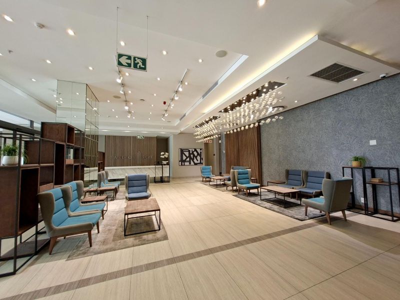 Stunning Furnished, 6th Floor Studio Apartment Available in Sandton Skye - Photo 9