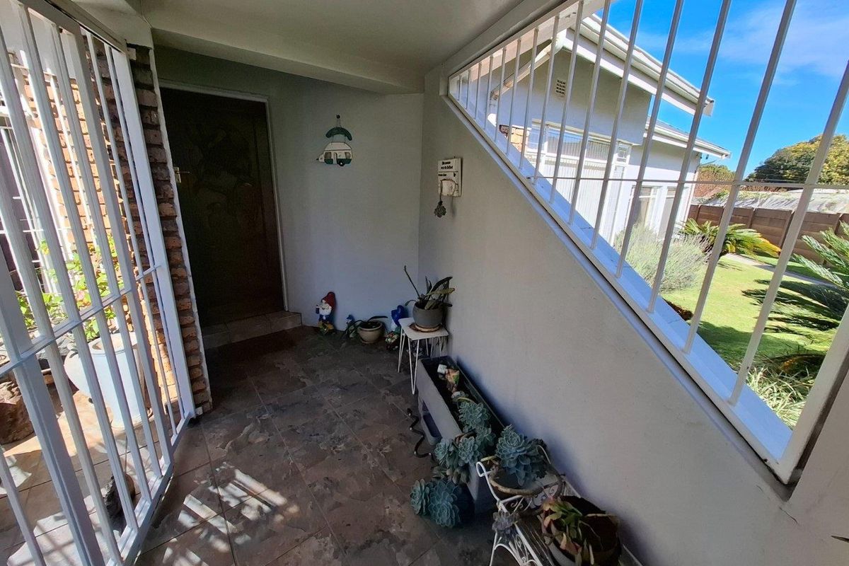 A spacious family home. A fully self-contained flatlet. Three garages. A massive workshop. - Photo 5