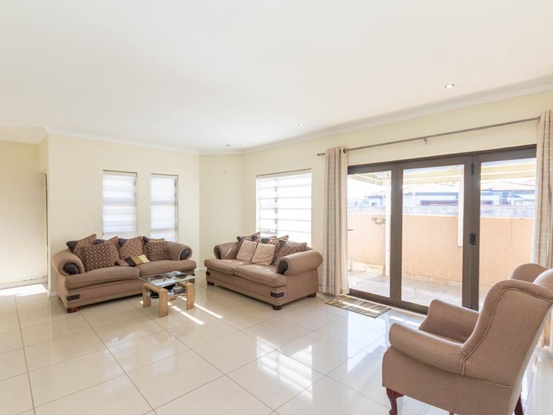 Modern 3 Bedroom House - Photo 3