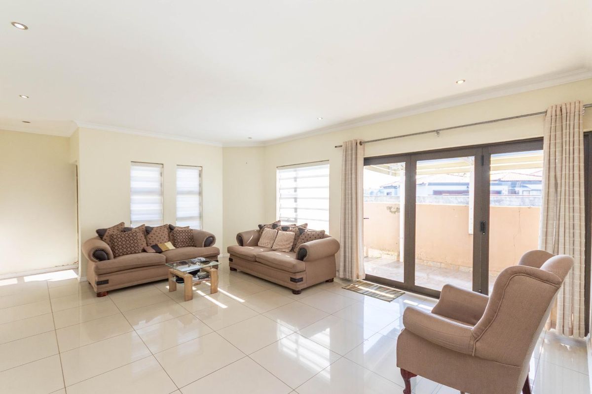 Modern 3 Bedroom House - Photo 3