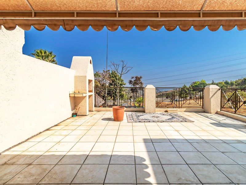 SPACIOUS 3-BEDROOM HOME WITH STUNNING BALCONY VIEWS. - Photo 10