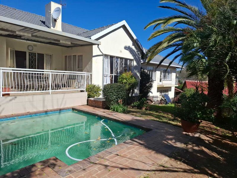 SPACIOUS FAMILY HOME WITH POOL, VIEWS AND POTENTIAL FLATLET - Photo 2
