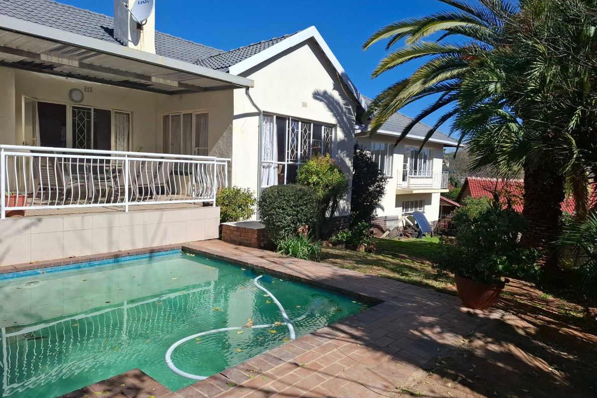 SPACIOUS FAMILY HOME WITH POOL, VIEWS AND POTENTIAL FLATLET - Photo 2