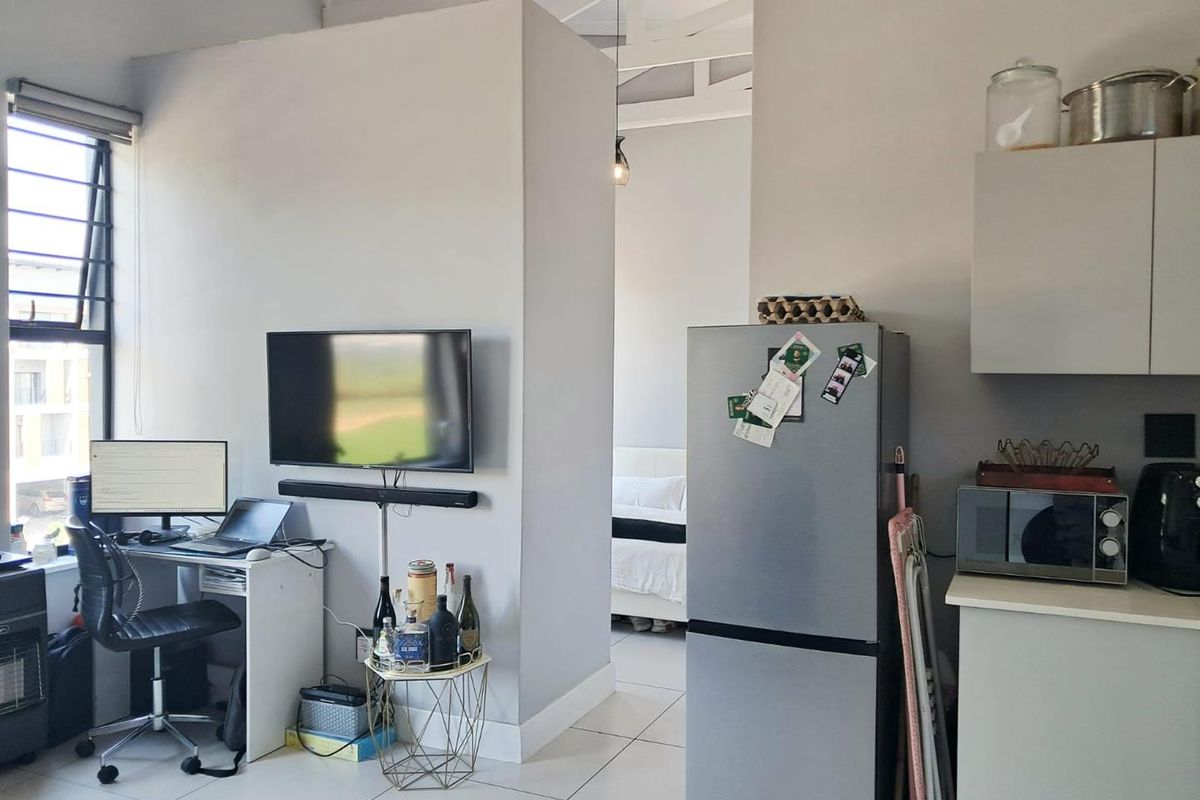 Sky-High Sunshine & Braai: Ferndale’s Fun-Loving Loft! - Photo 4