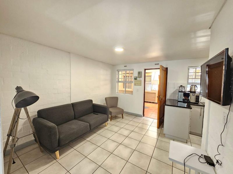 Beautifully renovated and furnished 2 Bed 1 Bath Apartment with open plan living area with kitchenette - Photo 2