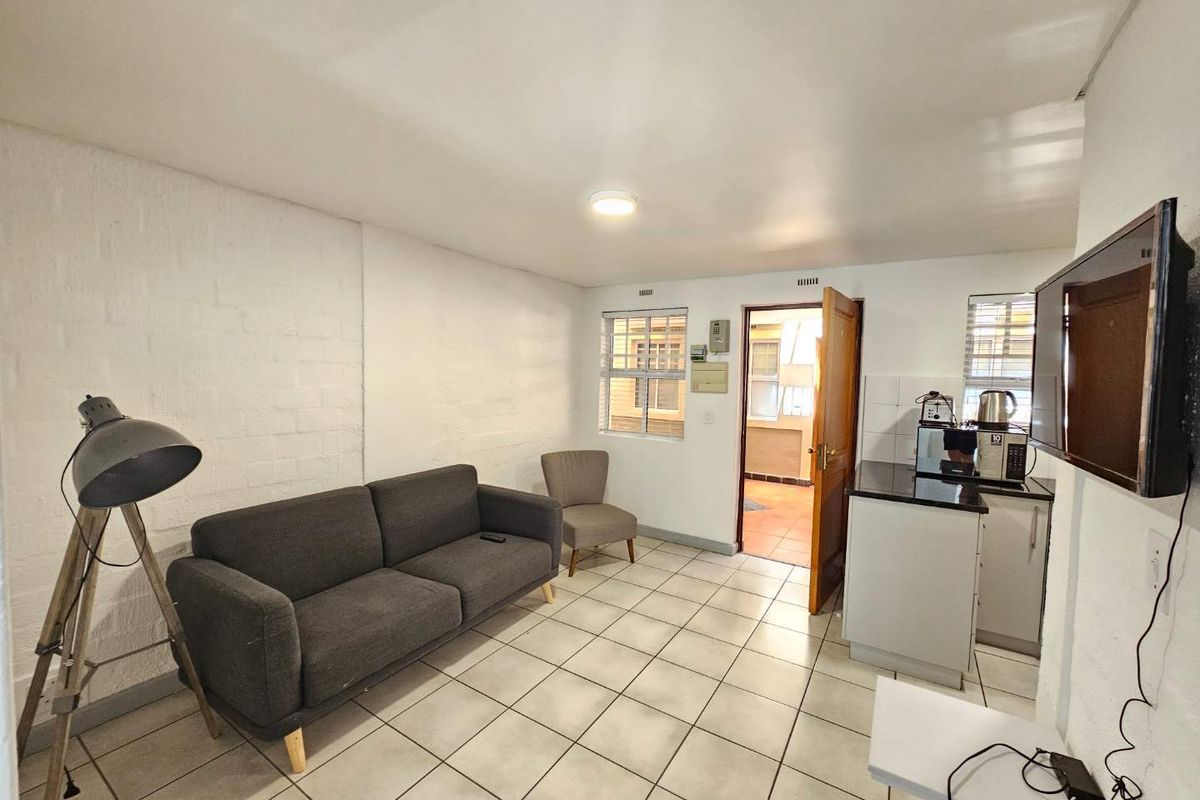 Beautifully renovated and furnished 2 Bed 1 Bath Apartment with open plan living area with kitchenette - Photo 2