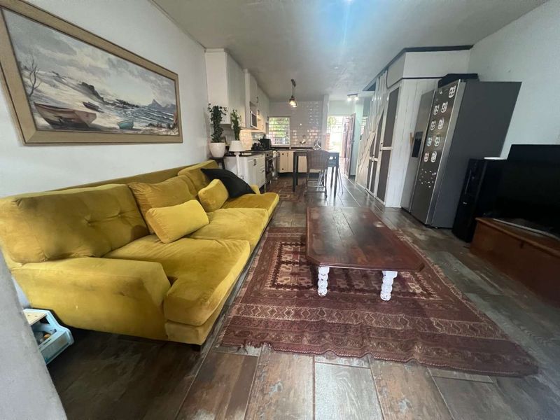 MODERN 2-BEDROOM DUPLEX AVAILABLE - Photo 3