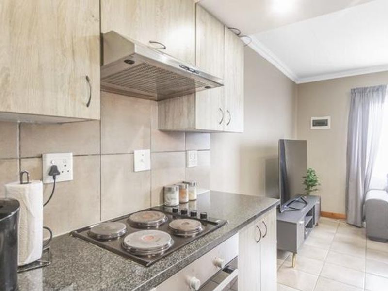 Welcome to a modern urban retreat! - Photo 3