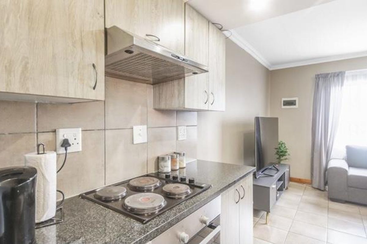 Welcome to a modern urban retreat! - Photo 3