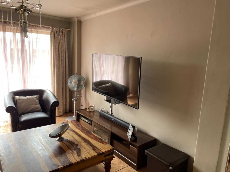 2 Bedroom Flat in Silverton FOR SALE - Photo 3