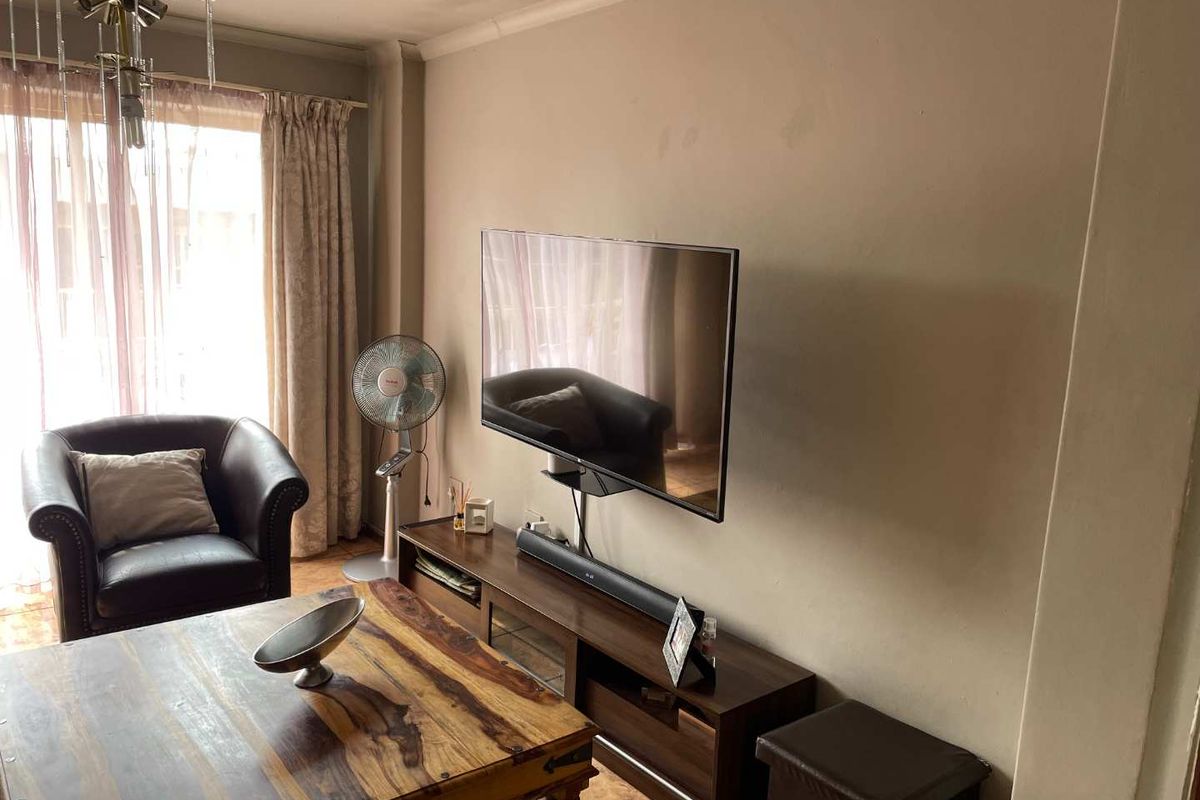 2 Bedroom Flat in Silverton FOR SALE - Photo 3