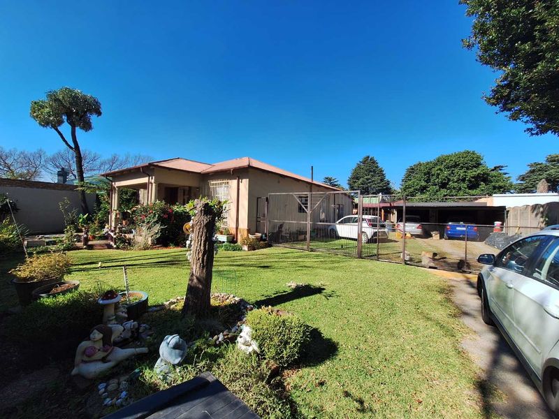 Bright, Spacious Living with Bonus Outbuildings & Garages in Boksburg North - Photo 7