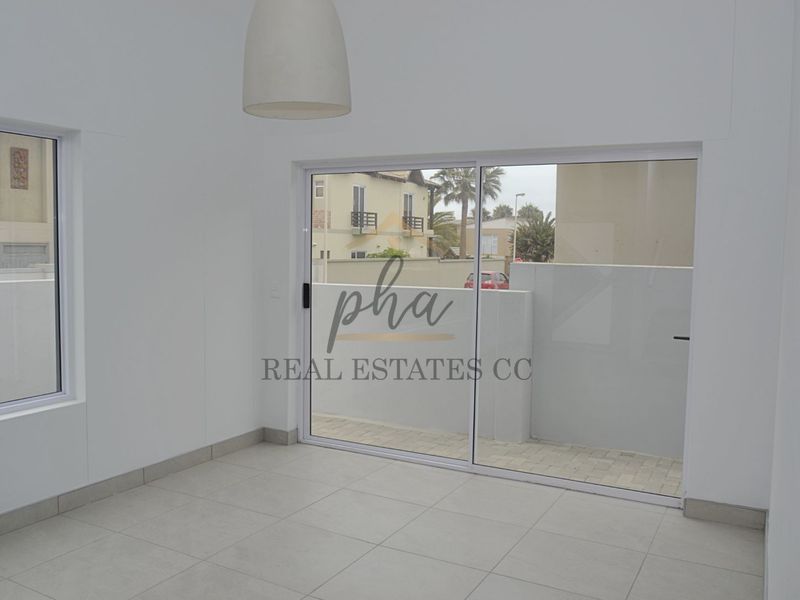 Property that seamlessly blends comfort - Photo 8