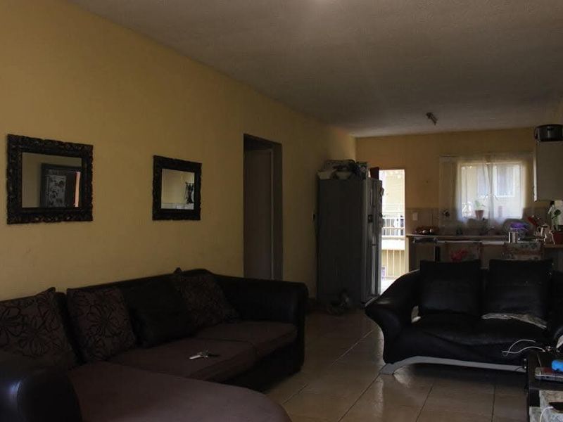 Charming 2-Bedroom Flat for Sale in Omungwindi Court, Freedom Land Windhoek - Photo 3