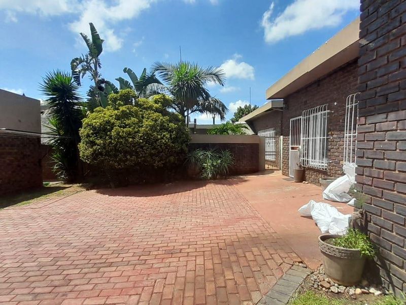 Spacious 4 bedroom house with flatlet - Photo 6