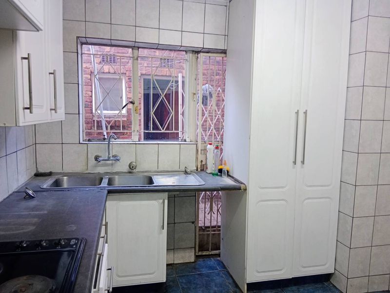 3 Bedroom Two Bathroom Townhouse To Let - Photo 8