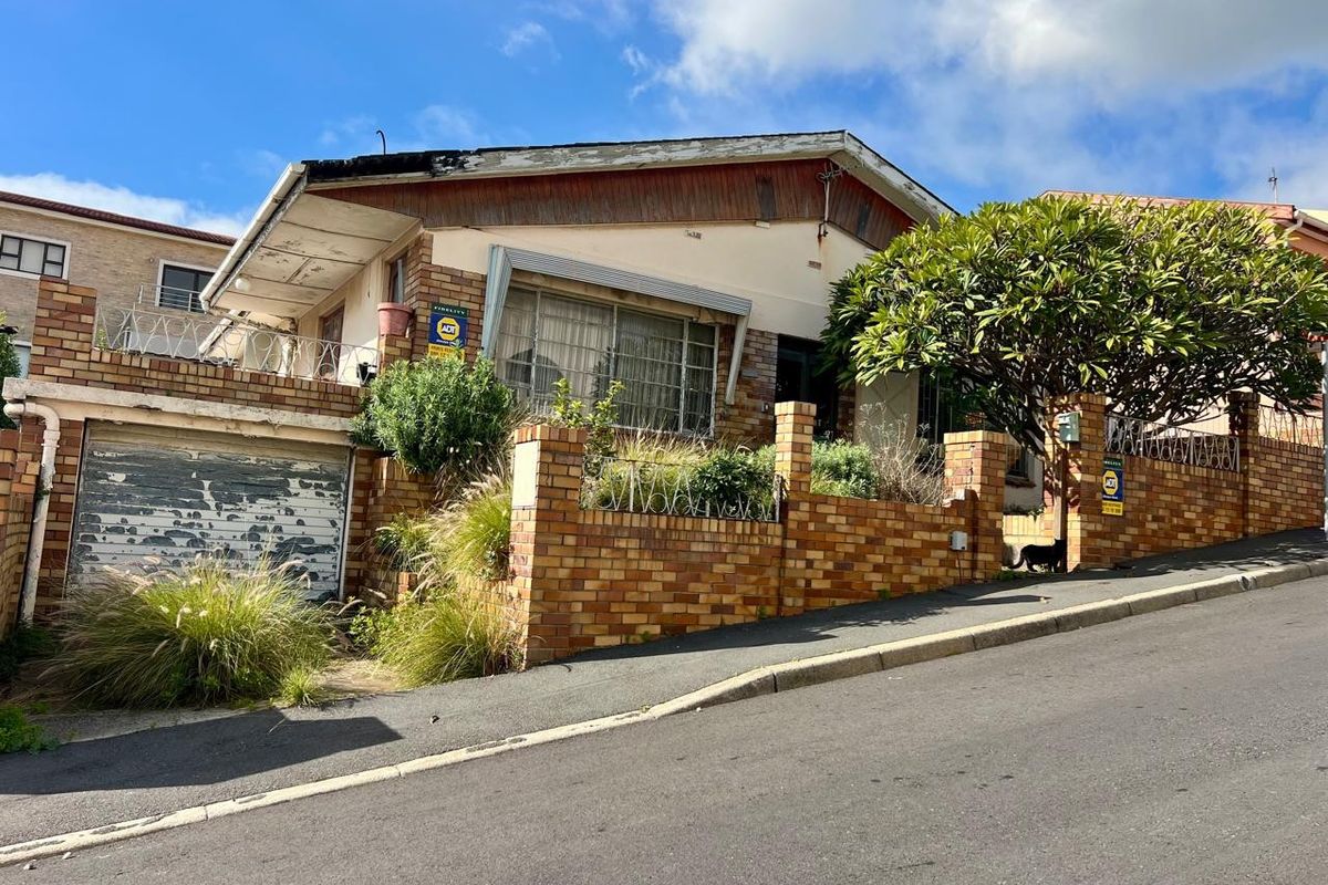 Amazing Views - 4 Bedroom House needs TLC For Sale POA - Photo 3