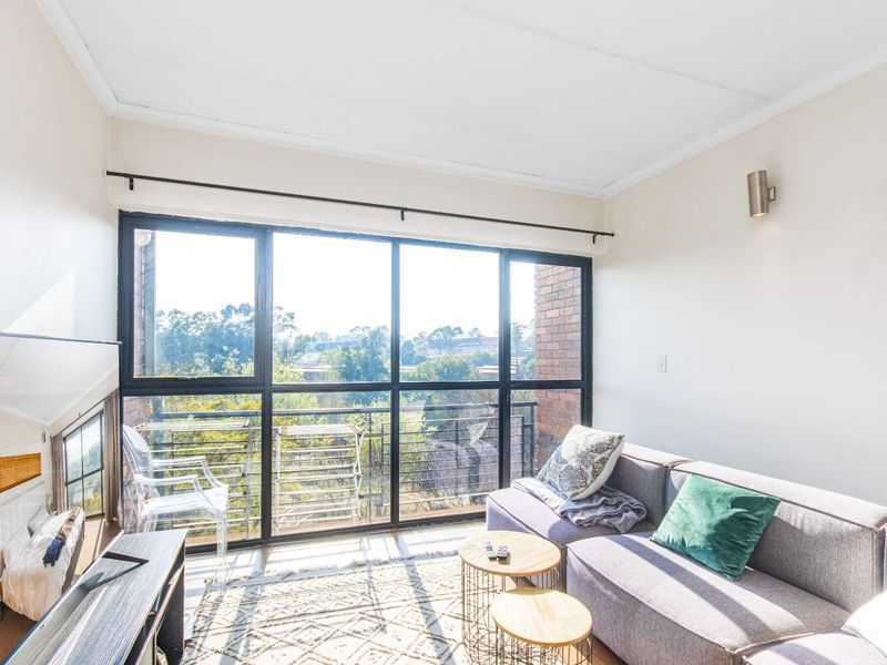 2 BED 2.5 BATH TRIPLEX UNFURNISHED APARTMENT ATHOL FOR SALE - Photo 2