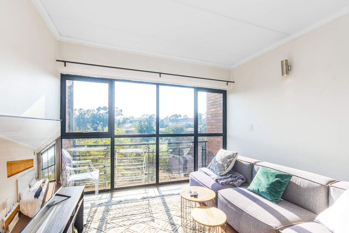 2 BED 2.5 BATH TRIPLEX UNFURNISHED APARTMENT ATHOL FOR SALE - Photo 2