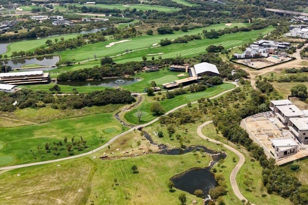 Elevated Luxury: Golf Course Stand with Panoramic Views of the Steyn City - Photo 5