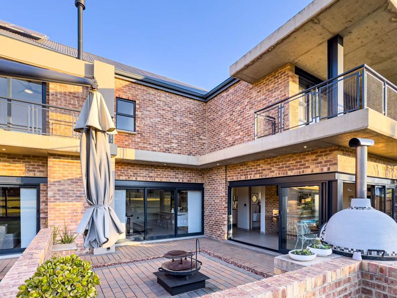 Modern refinement with a view - Photo 2