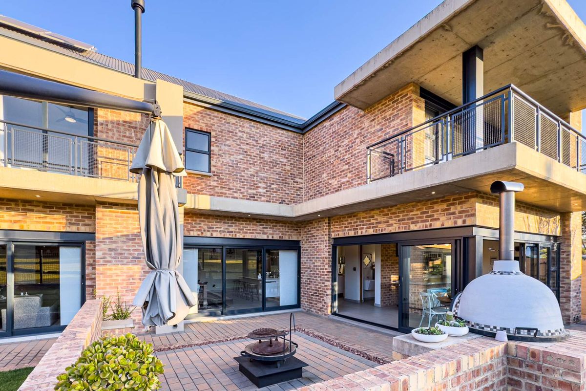 Modern refinement with a view - Photo 2