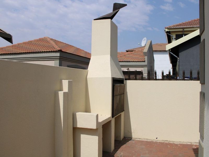 STUNNING FAMILY HOME: ITS A MUST SEE. - Photo 4