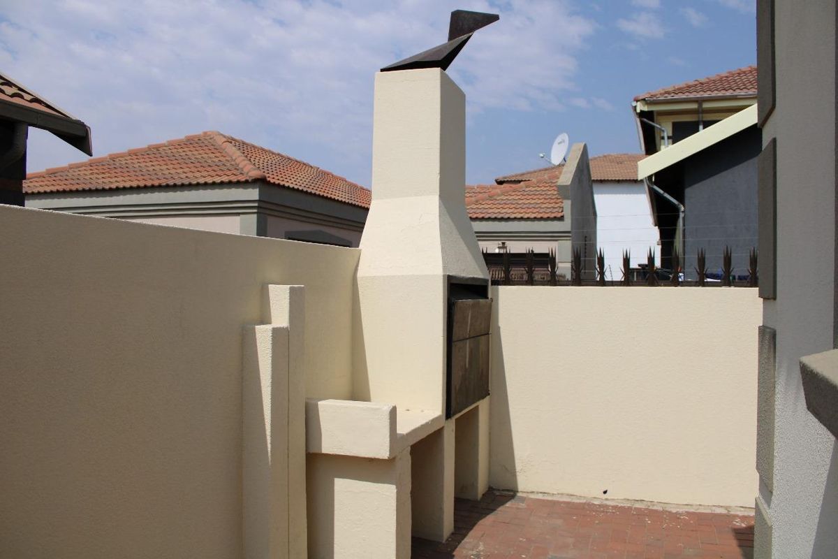 STUNNING FAMILY HOME: ITS A MUST SEE. - Photo 4