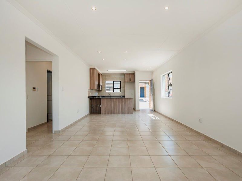 Facebrick simplex cluster only 4 in complex, Brand New so no Transfer Duties. - Photo 7