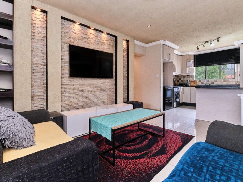 Charming and Spacious 3-Bedroom Upstairs Unit in The Willows Estate - Photo 3