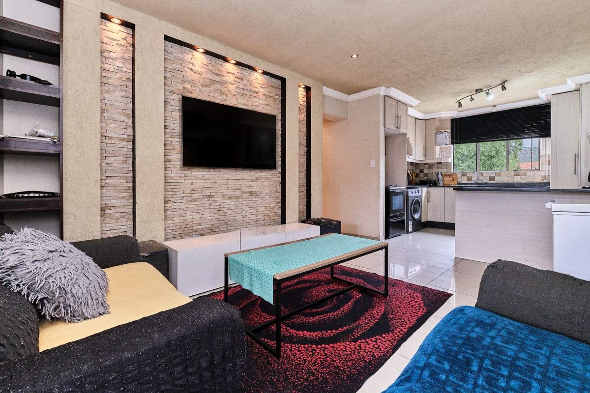 Charming and Spacious 3-Bedroom Upstairs Unit in The Willows Estate - Photo 3