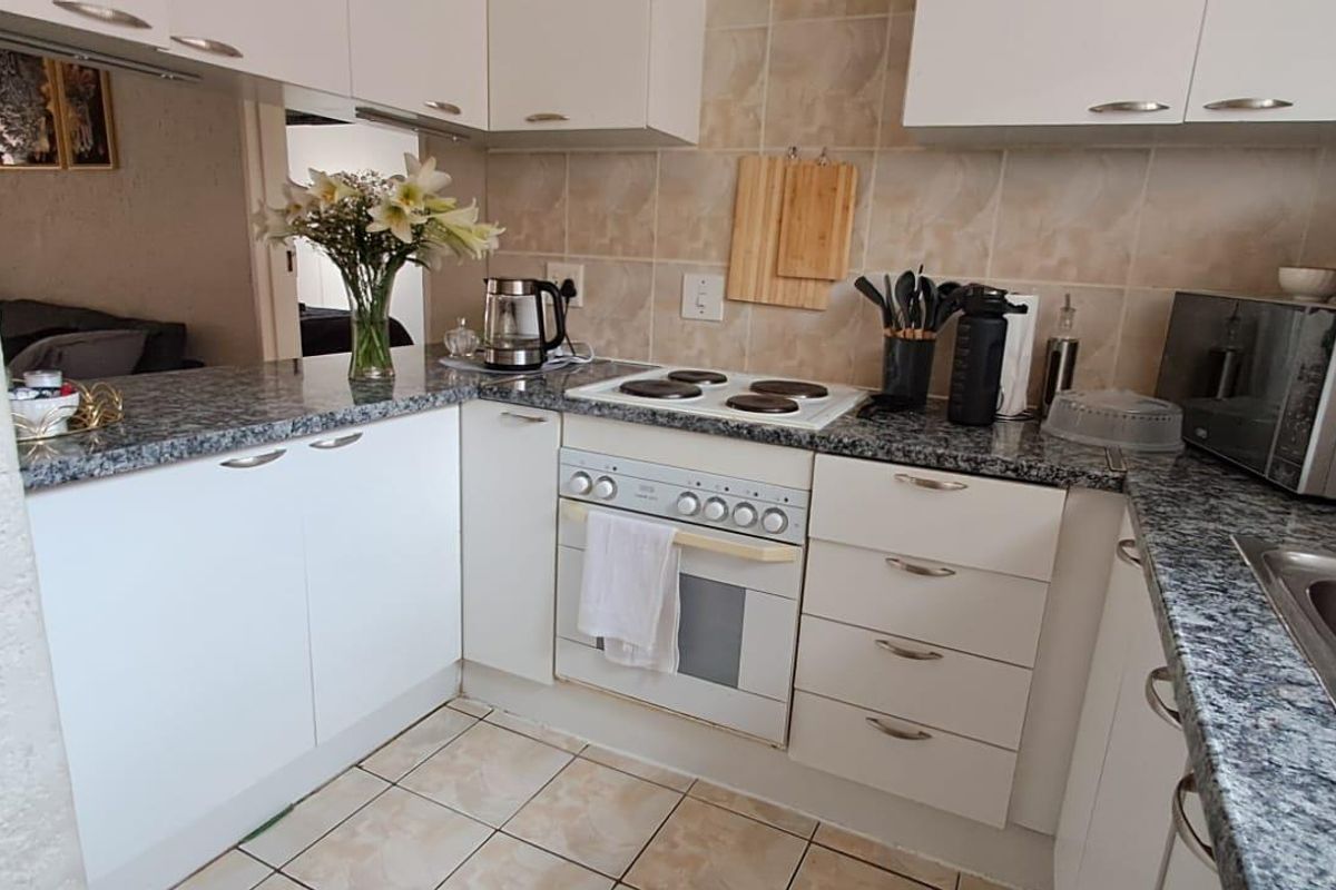 Ground Floor One-Bedroom Townhouse in Mondeor - Photo 5