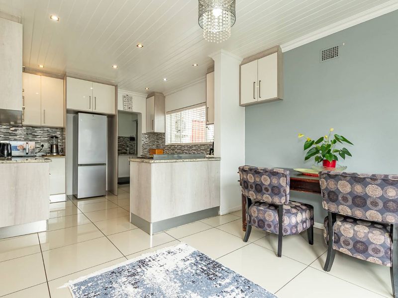 Perfect Family Home in Fairways, Cape Town. - Photo 6