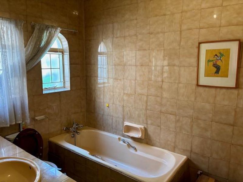 Spacious Family Home with Flatlet on Large Stand - Photo 7